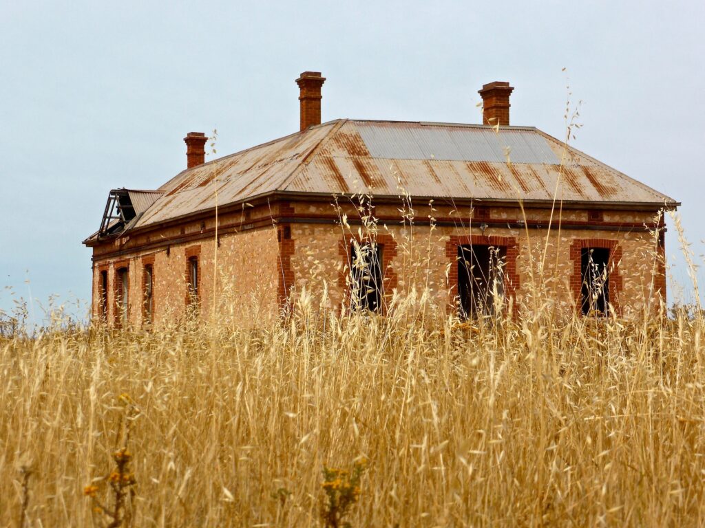Could an Abandoned House Nearby Impact Your Home’s Value?