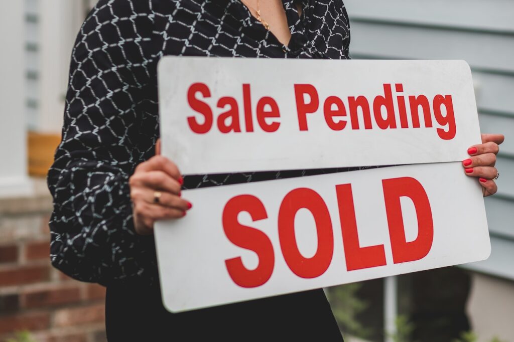 For Sale Sign: What are the Pros and Cons?
